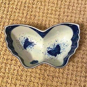 Andrea by Sadek Vintage Chinoiserie Blue and White Butterfly Dish